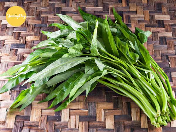 Không thể thiếu bó rau muống tươi xanh