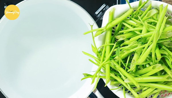 Rau muống ngâm trong nước muối loãng