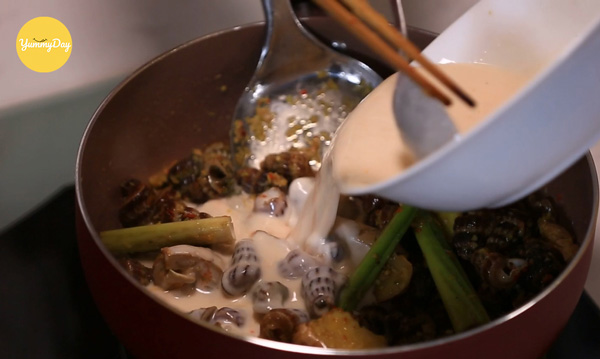 Cho nước cốt dừa vào