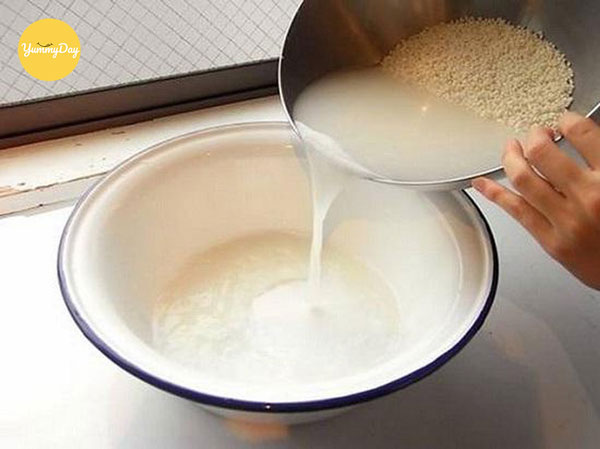 Đem ốc mỡ ngâm với nước vo gạo