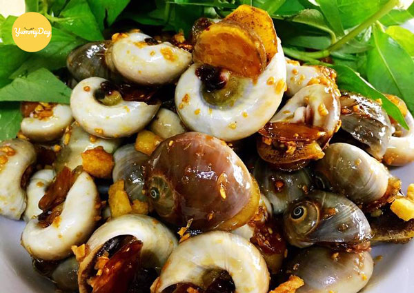 Cho ốc ra dĩa, rồi rắc thêm một chút rau răm và tóp mỡ lên trên
