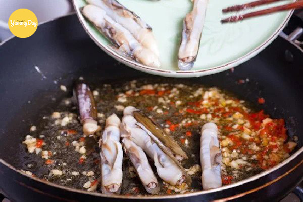 Xào ốc móng tay với hành tỏi cho thơm