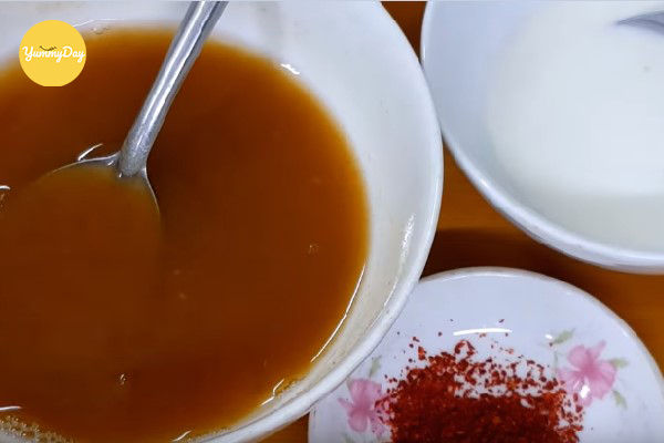 Nêm nếm nước sốt me cho vừa ăn