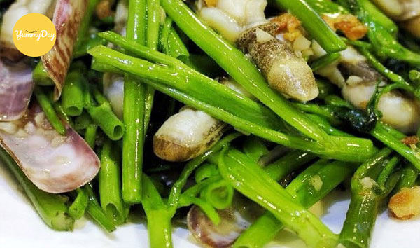 Cho ốc móng tay xào rau muống ra dĩa và thưởng thức