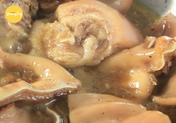 Cho nước dừa vào cho ngọt thanh