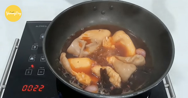 Cho bao tử heo vào luộc sơ