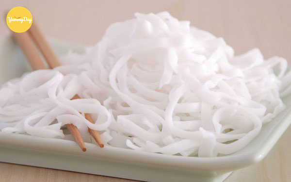 Trụng bánh phở qua nước sôi