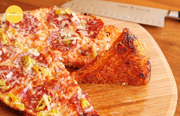 Cách làm pizza mì gói chuẩn vị