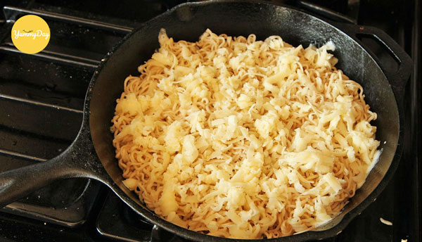 Cho lần lượt các topping lên trên đế bánh