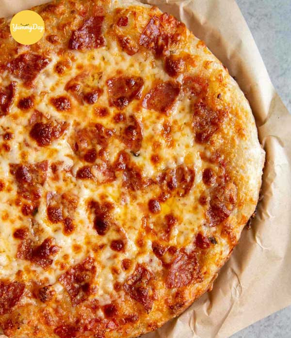 Thưởng thức chiếc bánh pizza phô mai ngập đầy
