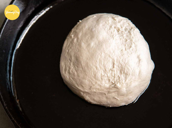 Tiến hành tạo hình bánh pizza