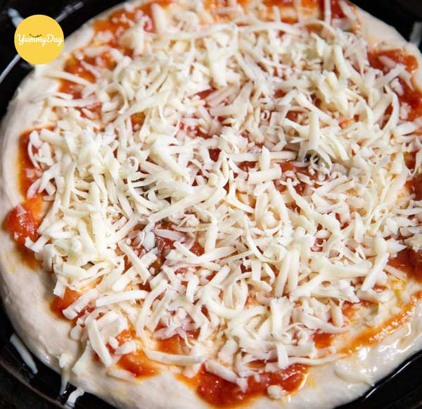 Cho một lớp phô mai mozzarella