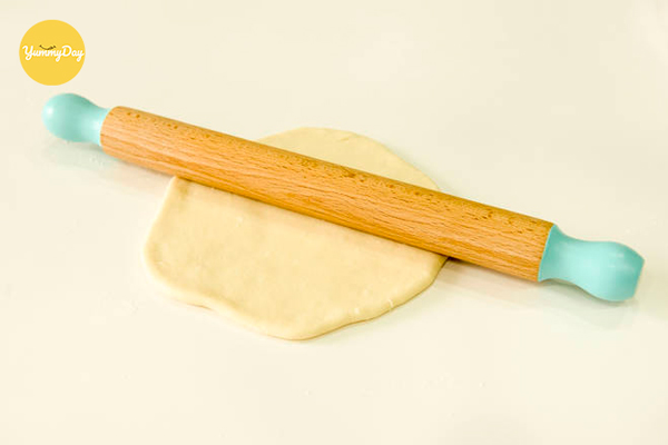 Cán mỏng lớp bột ra