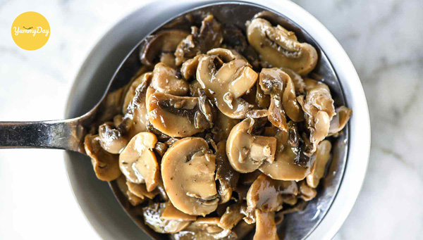 Xào sơ các nguyên liệu làm nhân bánh