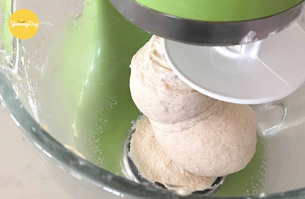 Tiến hành trộn bột bánh