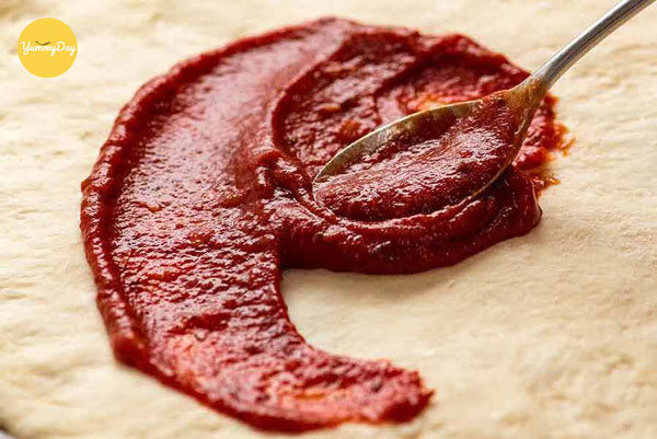 Phết sốt cá chua lên mặt bánh