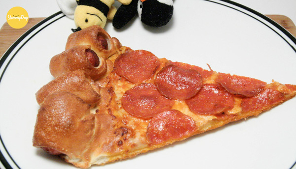 Cùng thưởng thức bánh pizza viền xúc xích thôi