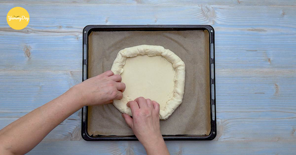 Cuộn bột bánh quanh xúc xích