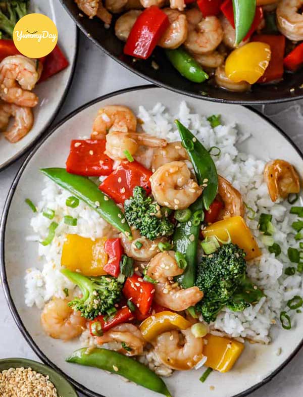 Món tôm xào rau củ với rượu hoàn tất