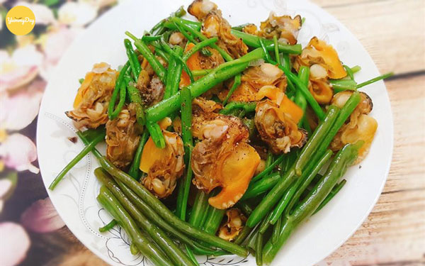 Sò lông kèm rau muống ngon hơn khi chấm với nước mắm