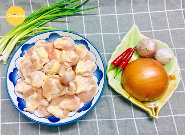 Những nguyên liệu cho món sụn gà chiên nước mắm