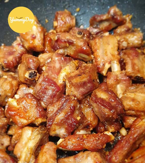 Chiên thịt sườn không nên quá lâu, sườn dễ bị khô