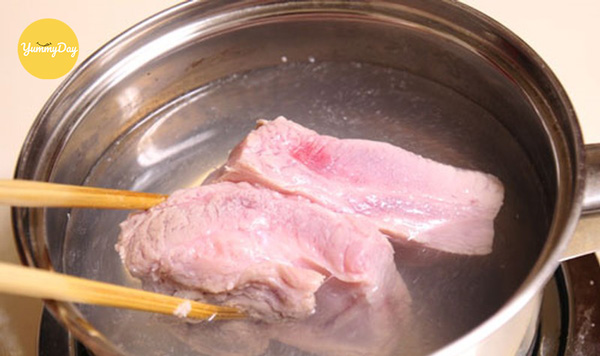 Luộc sườn qua nước muối loãng
