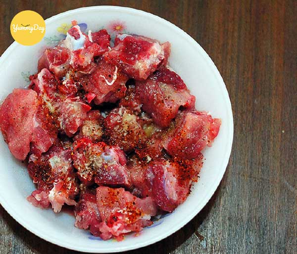 Tiến hành ướp sườn non