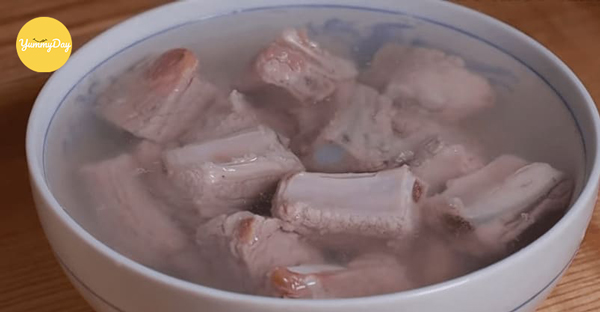 Chần sườn non qua nước muối loãng