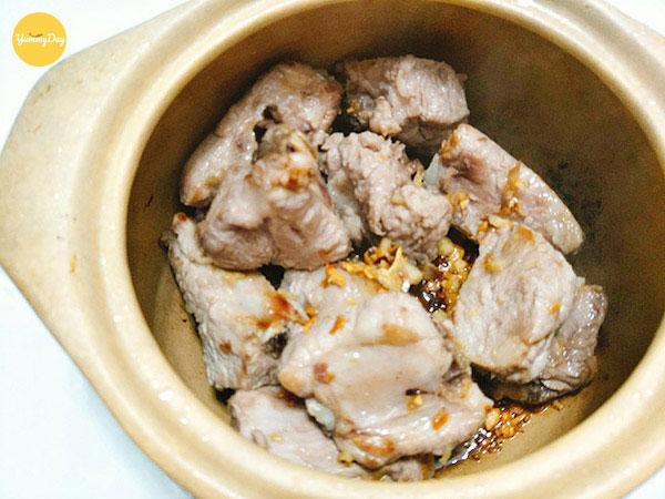 Bước cuối để hoàn thành món sườn non kho tộ