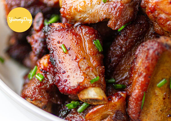 Thành phẩm món sườn non chiên nước mắm
