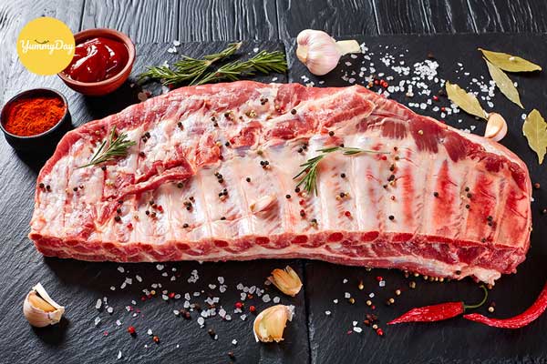 Sườn non nằm kế bên phần ba chỉ của 1 con heo, nhiều dinh dưỡng.
