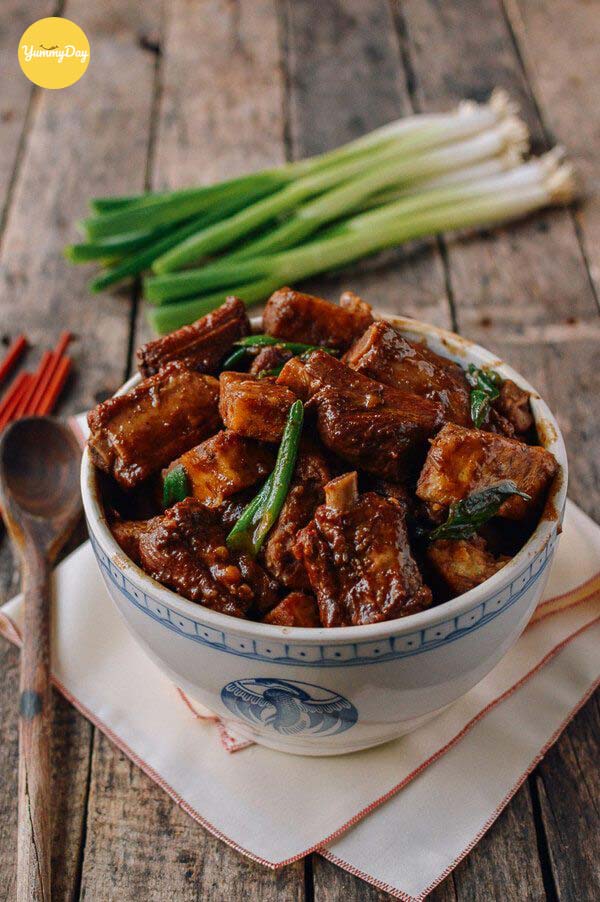 Bắt tay ngay vào làm món sườn non kho mặn ngọt nào!