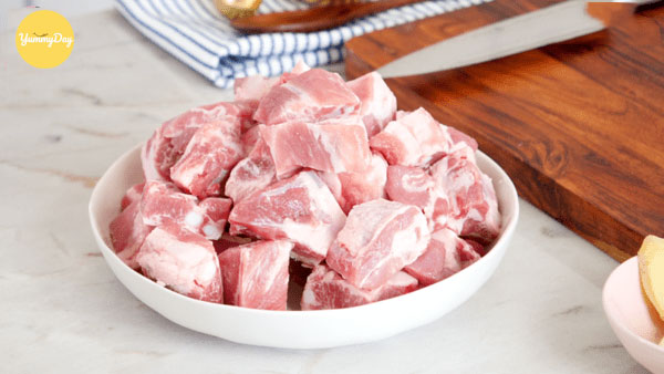 Chặt sườn thành miếng vừa ăn