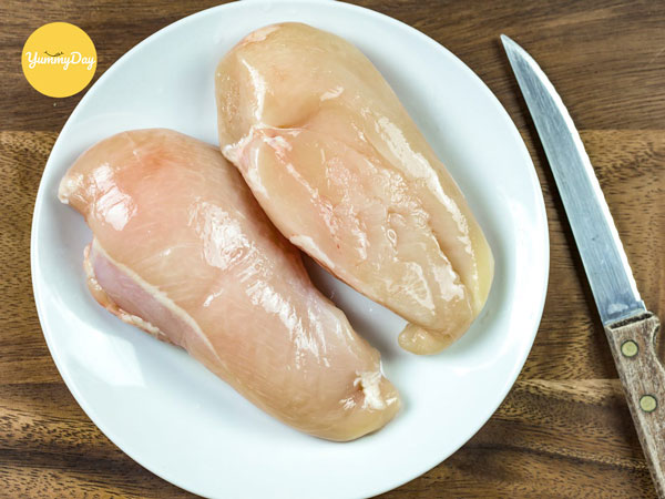 Bạn chọn mua ức gà để nấu món súp thơm ngon hơn nhé!