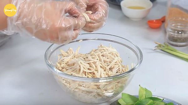 Nên đeo găng tay nilon để xé thịt gà