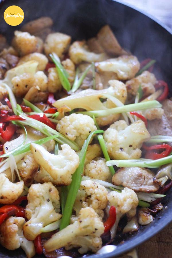 Chỉ cần qua những bước đơn giản đã hoàn thành xong món súp lơ xào thịt lợn rồi!