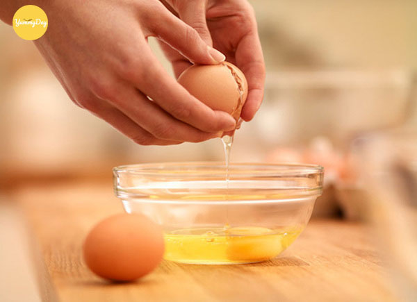 Tách lòng đỏ và lòng trắng trứng gà