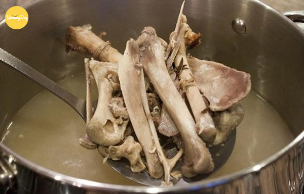 Nấu nước dùng gà
