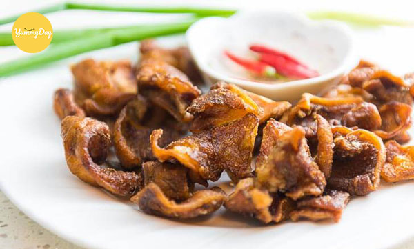 Thưởng thức món Tai heo chiên giòn cay cực ngon