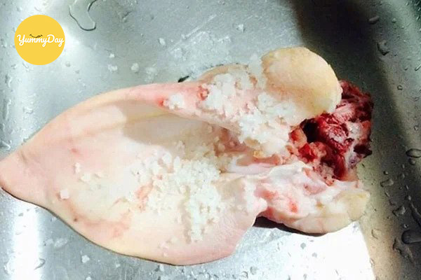 Đem tai heo đi chà muối để khử mùi hôi