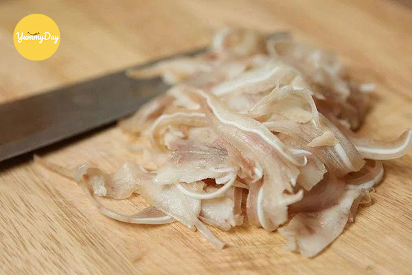 Thái tai heo thành sợi dài mỏng