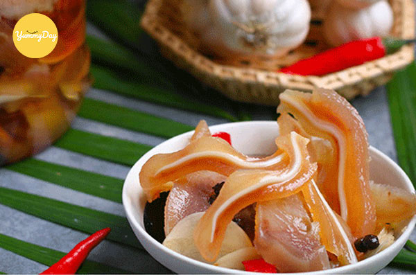 Tai heo ngâm nước mắm đậm đà gia vị