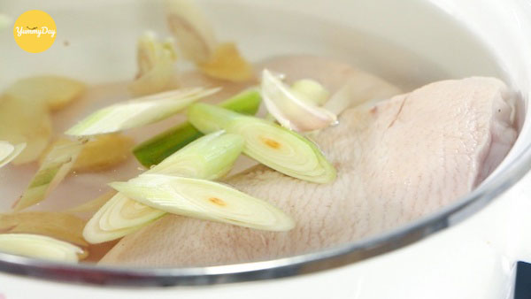 Luộc và thái mỏng tai heo nhé