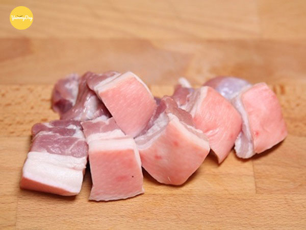 Thái thịt ba chỉ thành miếng vừa ăn