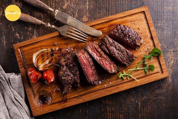trình bày và thưởng thức bò nướng tảng đủ vị