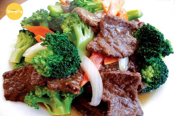 thịt bò xào bông cải và cà rốt