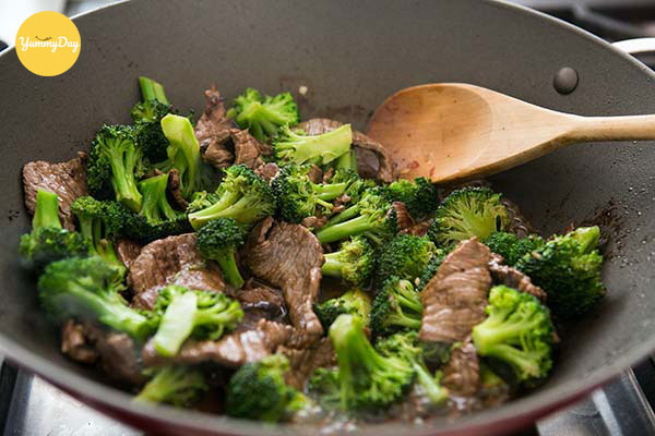 xào bông cải và thịt bò