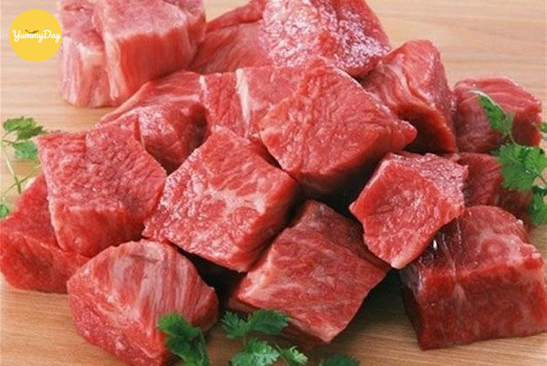 thái thịt bò thành khối vuông