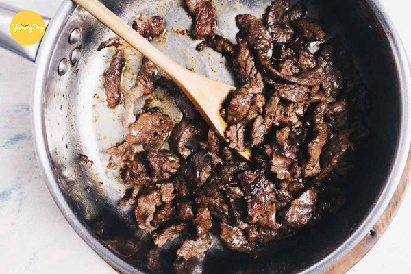 Xào cho thịt bò chín sơ